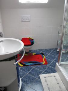 WielenbachにあるFewo zwischen München und Garmischのバスルーム(トイレ付)、