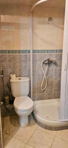un baño con inodoro y bañera en Appartement lumineux à Rabat, en Rabat