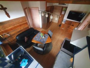 Ferienhaus Tonihof في Langdorf: إطلالة علوية لغرفة معيشة مع أريكة وطاولة