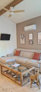 Et opholdsområde på Appartement Cozy avec Clim, Balcon et Parking Gratuit