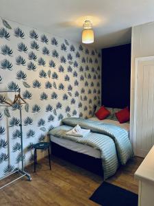 a bedroom with a bed and a blue and white wall at Parkend Room stay in city centre oxford in Oxford