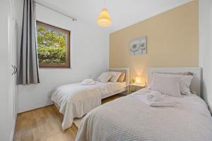 ein weißes Schlafzimmer mit 2 Betten und einem Fenster in der Unterkunft Holiday house Mara with a private pool in Vodnjan + 37 Fotos