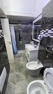 Un baño con inodoro, lavabo y espejo. en Cappuccini Sweet Home, en Pozzuoli