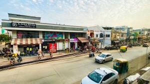 インドールにあるHotel Suraj Palaceの建物の前に車が駐車されている街路