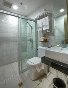 Ένα μπάνιο στο Azalea Residences Baguio