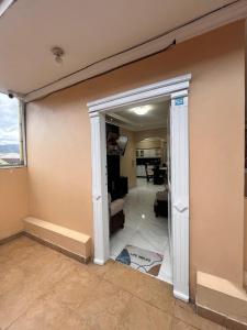 Η κουζίνα ή μικρή κουζίνα στο Departamento céntrico en Loja