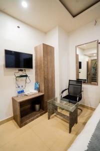 a living room with a desk and a mirror at The Aksh Residency in Rānchī