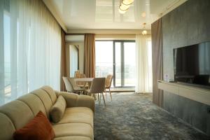 北马马亚-讷沃达里Hotel Building Stefan Resort II的带沙发和桌子的客厅