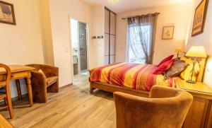 ein Schlafzimmer mit einem Bett und einem Tisch und Stühlen in der Unterkunft La bourbonnaise in Corme-Royal