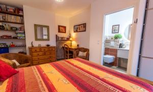 ein Schlafzimmer mit Bett, Schreibtisch und Fenster in der Unterkunft La bourbonnaise in Corme-Royal