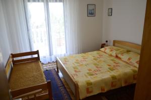 1 Schlafzimmer mit 2 Betten und einem Fenster in der Unterkunft Apartment Anton in Pinezici