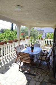 eine Terrasse mit einem Tisch und Stühlen auf einer Veranda in der Unterkunft Apartment Anton in Pinezici