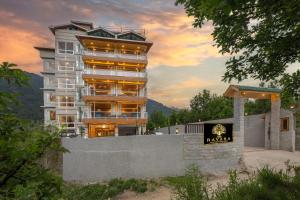 ein hohes Gebäude mit einem Schild davor in der Unterkunft The Ravasa in Manali