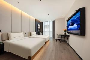 Postel nebo postele na pokoji v ubytování Atour Hotel Suzhou Industrial Park Fengting Avenue