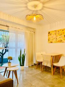 ein Wohnzimmer mit einem Tisch, Stühlen und einer Decke in der Unterkunft Ruka Depto Alquiler temporario en Mercedes in Mercedes