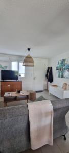 ein Wohnzimmer mit Sofa und Tisch in der Unterkunft Corse Villa bord de mer in Cervione