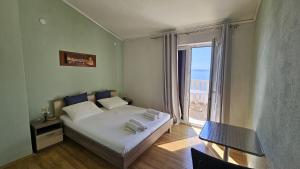 En eller flere senge i et værelse på Apartmani Drašnice 1