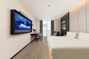 TV a/nebo společenská místnost v ubytování Atour Hotel Suzhou Industrial Park Fengting Avenue
