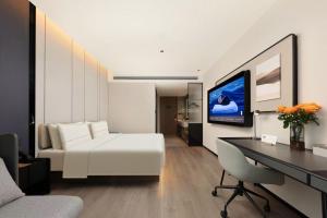 TV a/nebo společenská místnost v ubytování Atour Hotel Suzhou Industrial Park Fengting Avenue