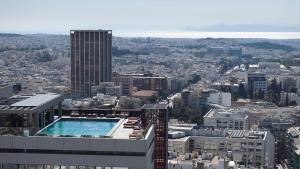 Bazén v ubytovaní President Hotel Athens alebo v jeho blízkosti
