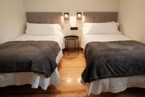 two beds sitting next to each other in a room at Hosteria de Zubiri in Zubiri