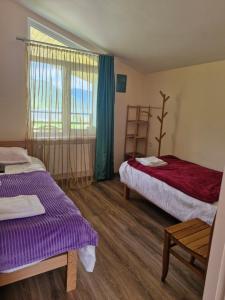 Postel nebo postele na pokoji v ubytování Ananuri veranda- hotel guest house
