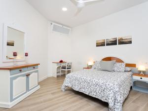 Łóżko lub łóżka w pokoju w obiekcie Apartamento Minimalista con Terraza, WiFi y a 1 Minuto de la Playa - ES-279-4