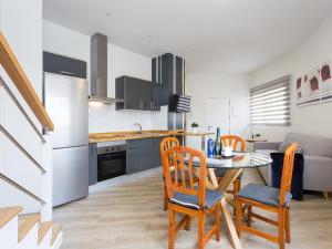 kuchnia i jadalnia ze stołem i krzesłami w obiekcie Apartamento Minimalista con Terraza, WiFi y a 1 Minuto de la Playa - ES-279-4 w mieście Garachico