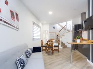 Część wypoczynkowa w obiekcie Apartamento Minimalista con Terraza, WiFi y a 1 Minuto de la Playa - ES-279-4