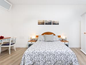 biała sypialnia z łóżkiem i biurkiem w obiekcie Apartamento Minimalista con Terraza, WiFi y a 1 Minuto de la Playa - ES-279-4 w mieście Garachico
