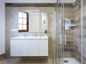 łazienka z białą umywalką i prysznicem w obiekcie Apartamento Minimalista con Terraza, WiFi y a 1 Minuto de la Playa - ES-279-4 w mieście Garachico