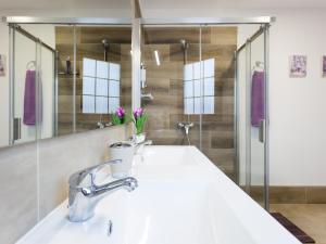 Łazienka w obiekcie Apartamento Minimalista con Terraza, WiFi y a 1 Minuto de la Playa - ES-279-4