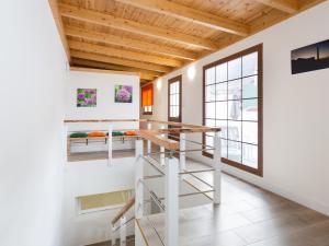 Schody w pokoju z białymi ścianami i drewnianymi sufitami w obiekcie Apartamento Minimalista con Terraza, WiFi y a 1 Minuto de la Playa - ES-279-4 w mieście Garachico