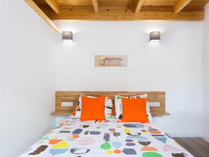 sypialnia z łóżkiem z pomarańczowymi poduszkami w obiekcie Apartamento Minimalista con Terraza, WiFi y a 1 Minuto de la Playa - ES-279-4 w mieście Garachico