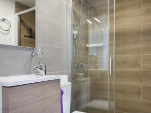łazienka z prysznicem, toaletą i umywalką w obiekcie Apartamento Minimalista con Terraza, WiFi y a 1 Minuto de la Playa - ES-279-4 w mieście Garachico +17 zdjęć