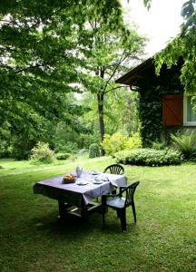 una mesa en el patio con un mantel. en B&B L'Albero Maestro, en Orsenigo