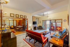 TV a/nebo společenská místnost v ubytování Lions Den 3BD Garden Wing Ramgarh