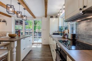Η κουζίνα ή μικρή κουζίνα στο BalChill House With Sauna And Jacuzzi - Happy Rentals