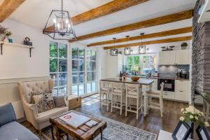 Η κουζίνα ή μικρή κουζίνα στο BalChill House With Sauna And Jacuzzi - Happy Rentals