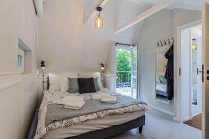 Ένα ή περισσότερα κρεβάτια σε δωμάτιο στο BalChill House With Sauna And Jacuzzi - Happy Rentals +38 φωτογραφίες