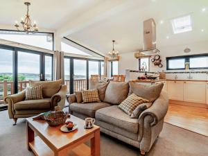 スワネージにある3 Bed in Swanage 94067のソファとテーブルのあるリビングルーム