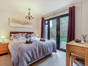 Postel nebo postele na pokoji v ubytování 3 Bed in Swanage 94067