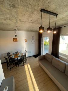a living room with a couch and a table at Apartamenty Łuska w Dębinie in Debina