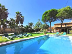 Bazén v ubytování Es Raco de Sa Marina nebo v jeho okolí