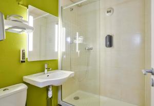 Koupelna v ubytování B&B HOTEL Herblay + 29 fotografií