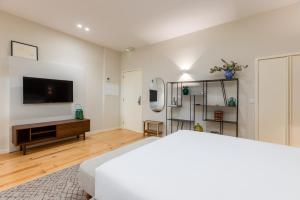 TV a/nebo společenská místnost v ubytování Albertina Carlos Alberto by Aspasios + 13 fotografií