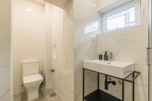 Koupelna v ubytování Albertina Carlos Alberto by Aspasios