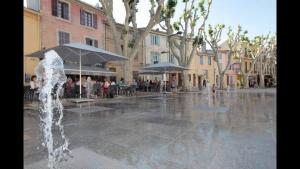 une fontaine au milieu d'une cour avec des gens dans l'établissement Apartment t3, 50m2, downtown, à Istres