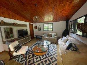 a living room with a couch and a table at Casa da Dorinha in Teresópolis