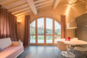een slaapkamer met een bed, een tafel en een raam bij Steccaia Holiday Home in Villa del Monte
